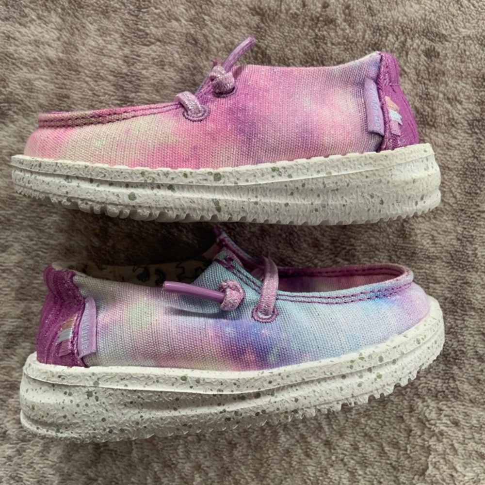 Girl Hey Dudes size 5c, Wendy